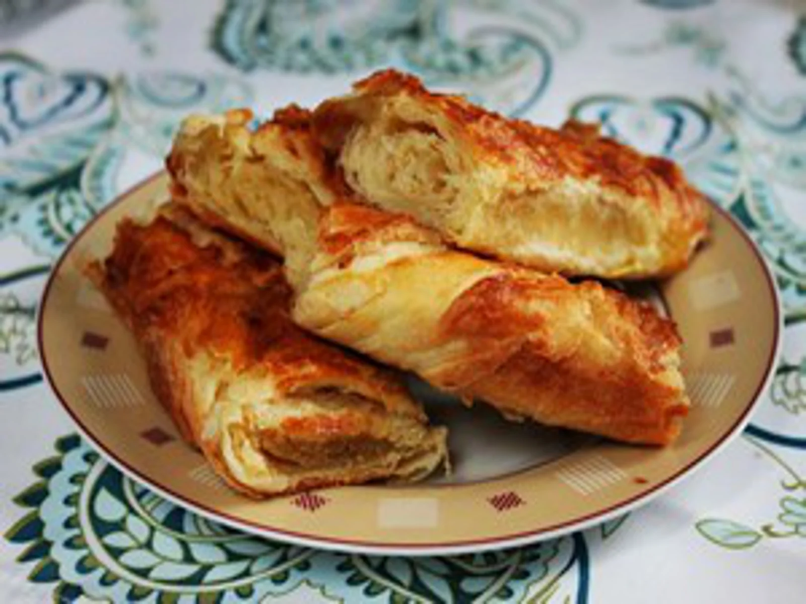 Tahinli corek – Sesampasta in gevlochten deeg